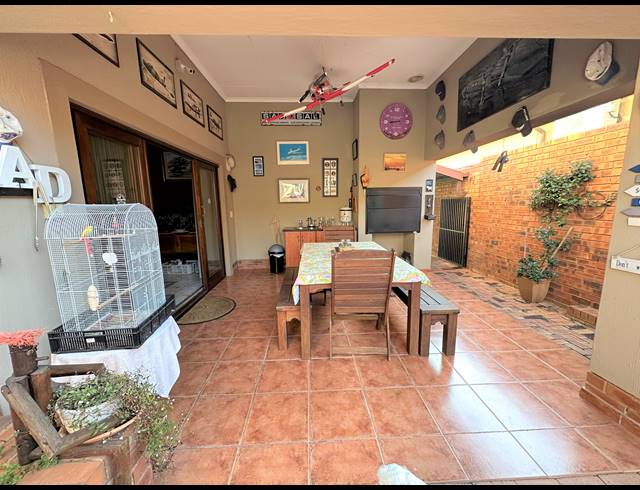 4 BEDROOM FREEHOLD FOR SALE IN BRONBERG